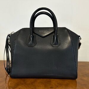Gievnchy Black Antigona Medium Bag